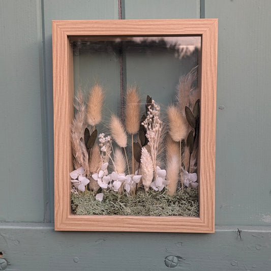 Cadre La Clairière de la collection Soria, création florale en volume composée de fleurs séchées dans des tons naturels entre deux plaques de verre.