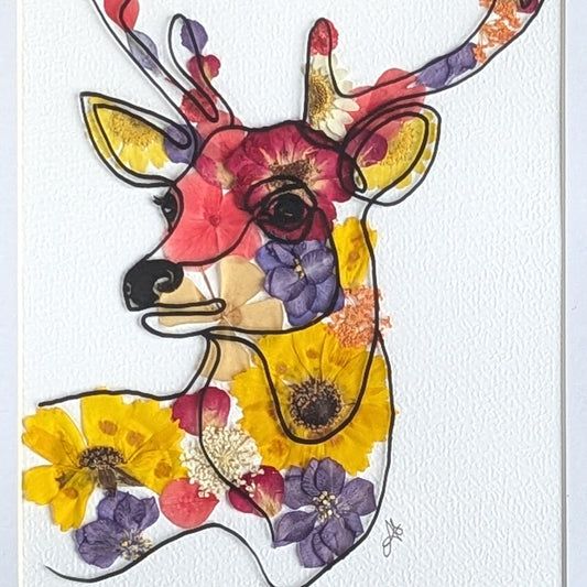 Cadre Faunéa avec illustration de cerf et fleurs séchées présenté en situation dans une décoration intérieure naturelle