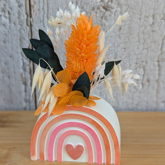 Bouquet de fleurs séchées dans un vase décoratif en forme d’arche colorée orangé, collection Sorane