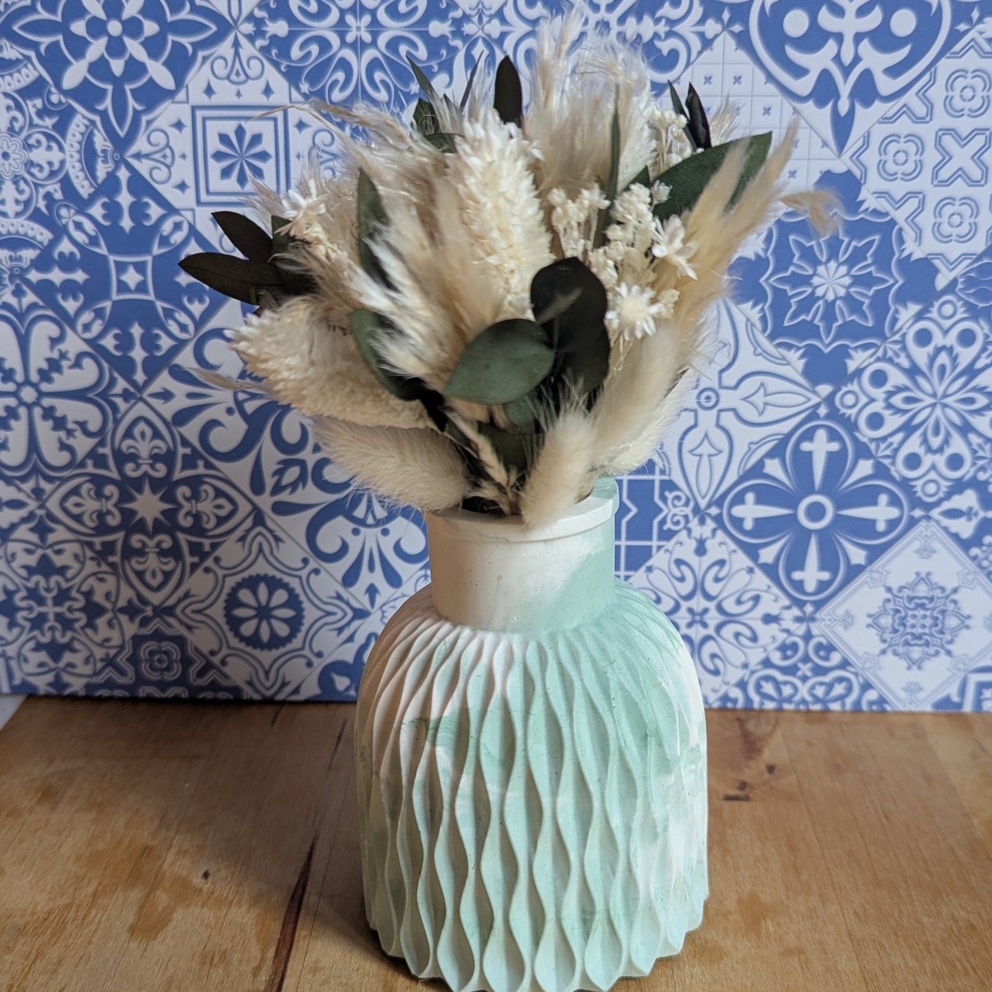 bouquet de fleurs séchées blanc et vert avec vase blanc et vert d'eau en résine minérale.