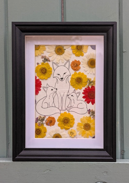 Cadre Famille Renard de la collection Faunéa, illustration originale entourée de véritables fleurs séchées et pressées