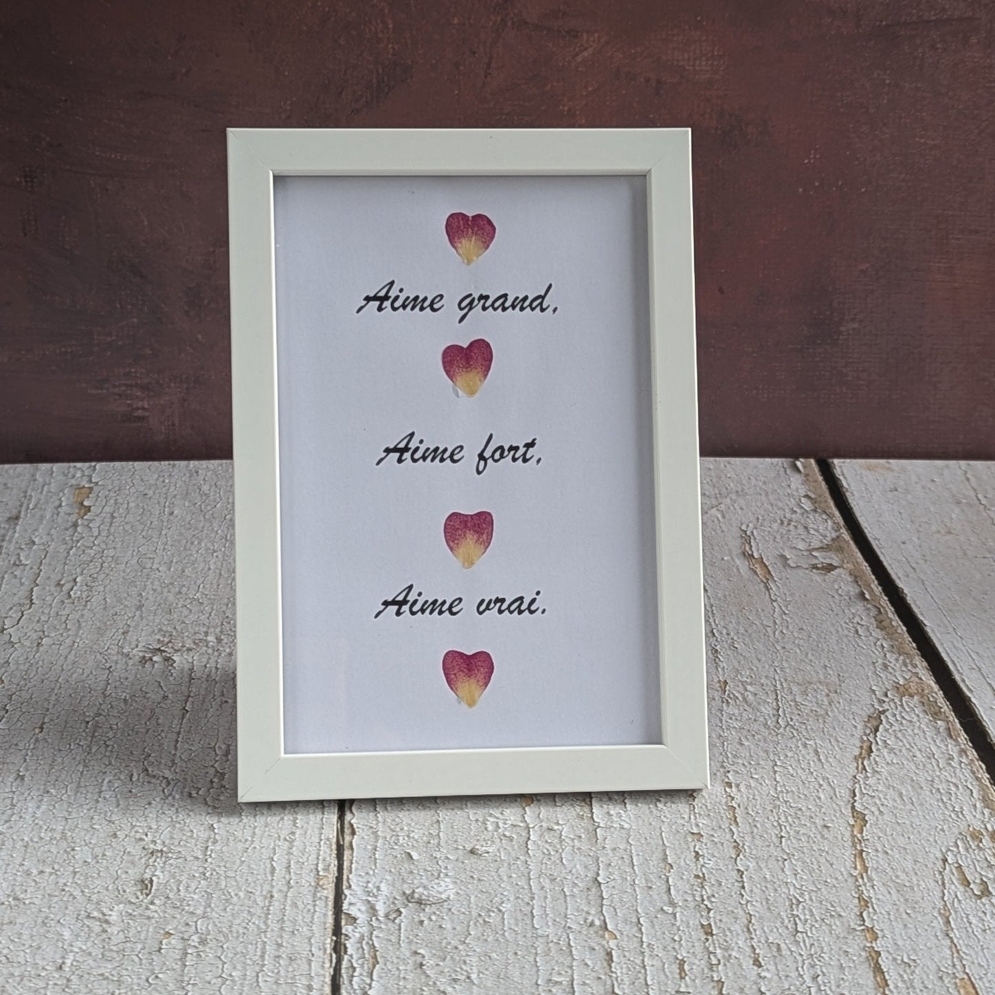 Cadre avec message « Aime grand, aime fort, aime vrai » et petits cœurs en fleurs séchées, collection florésie