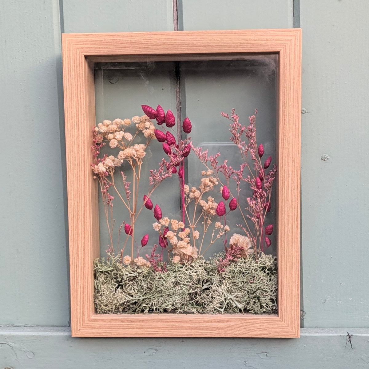 Cadre floral Le Jardin des brumes de la collection Soria, création artisanale réalisée avec de véritables fleurs séchées dans des tons rose et naturel.