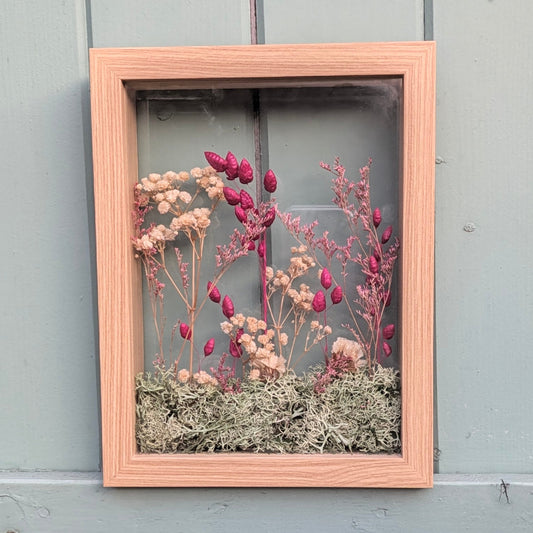 Cadre floral Le Jardin des brumes de la collection Soria, création artisanale réalisée avec de véritables fleurs séchées dans des tons rose et naturel.