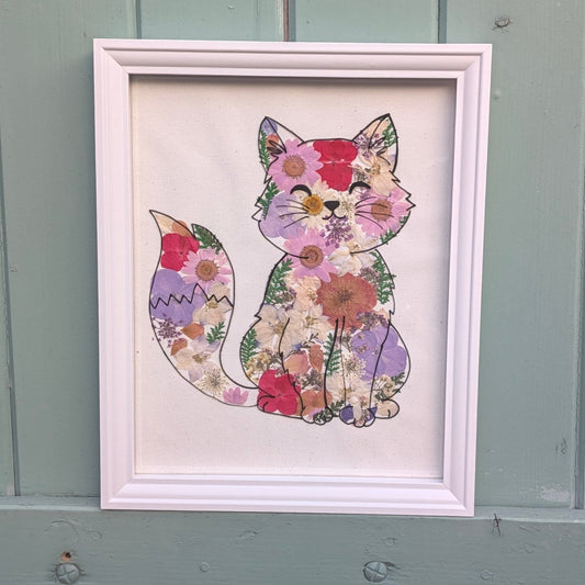 Cadre Néo de la collection Faunéa, illustration d’un chat réalisée avec de véritables fleurs séchées et pressées dans des tons roses, violets et naturels.