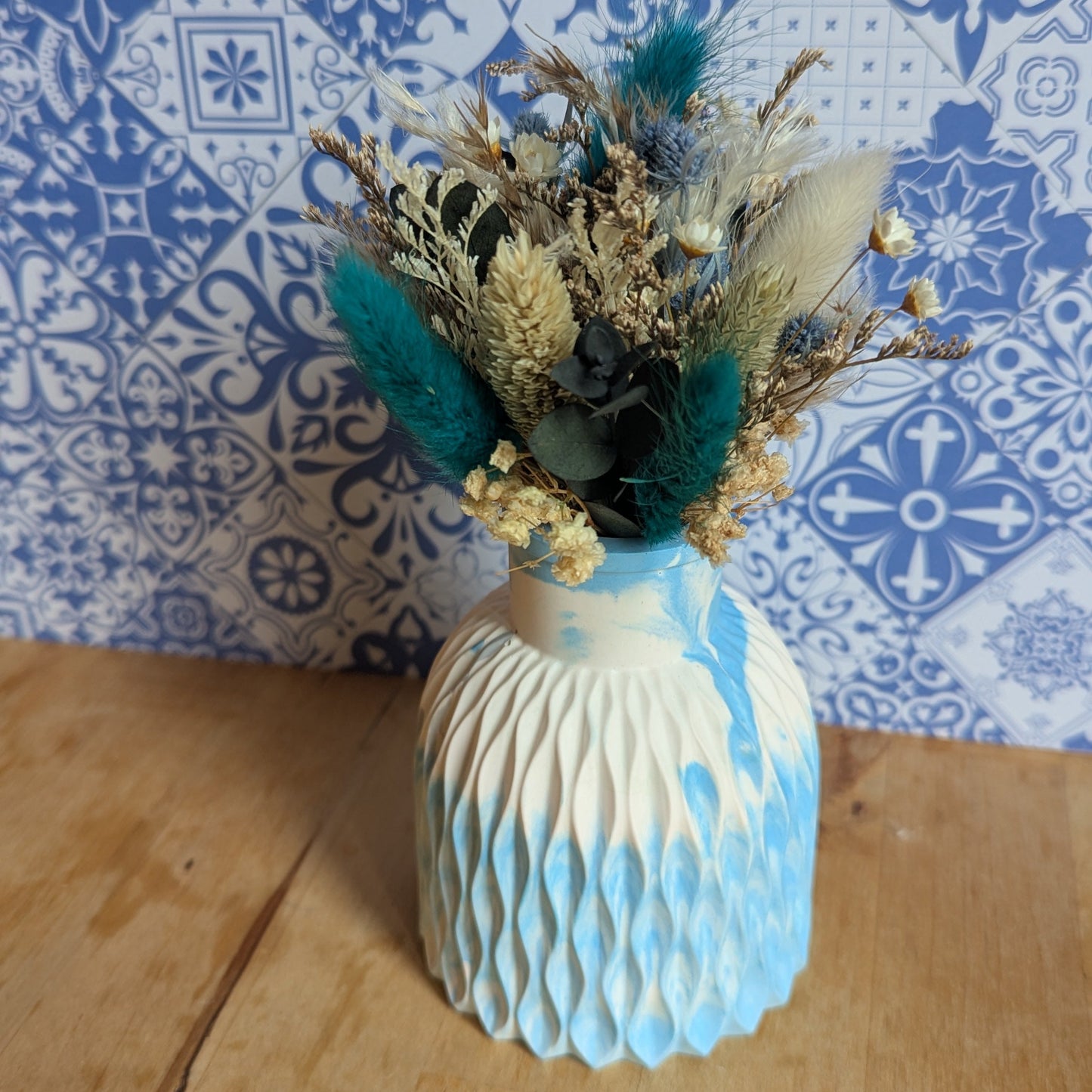 Composition florale Sorane – Vase en résine et fleurs séchées.