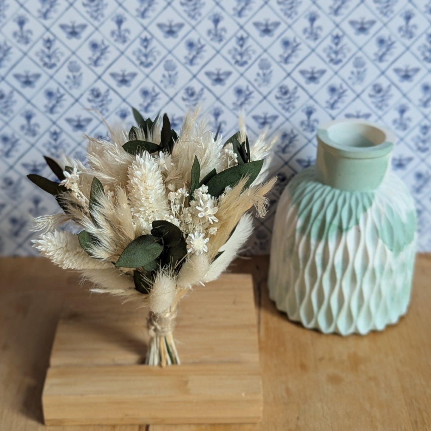 Composition florale Sorane – Vase en résine et fleurs séchées.