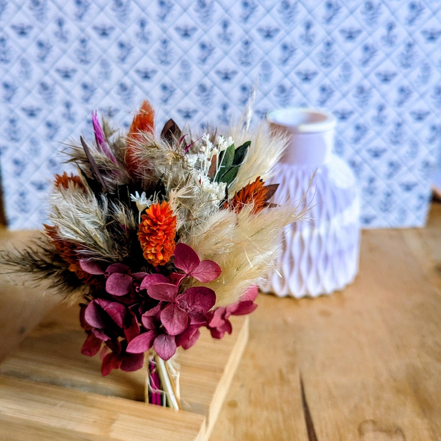 Composition florale Sorane – Vase en résine et fleurs séchées.