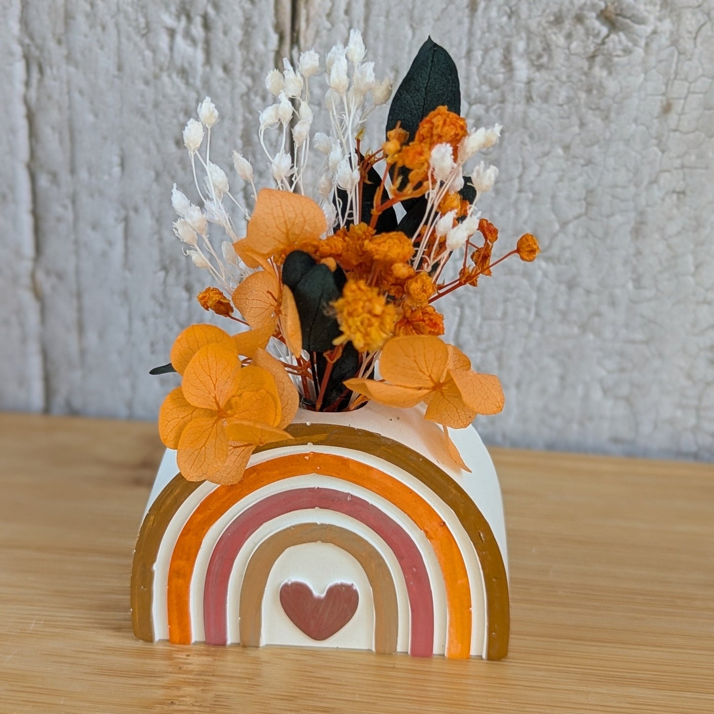 Bouquet de fleurs séchées dans un vase décoratif en forme d’arche colorée marron, collection Sorane