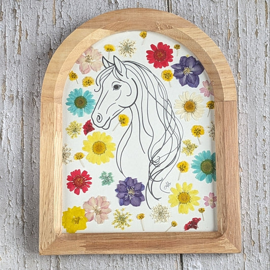 Cadre Faunéa avec dessin imprimé d’un cheval entouré de fleurs séchées pressées colorées