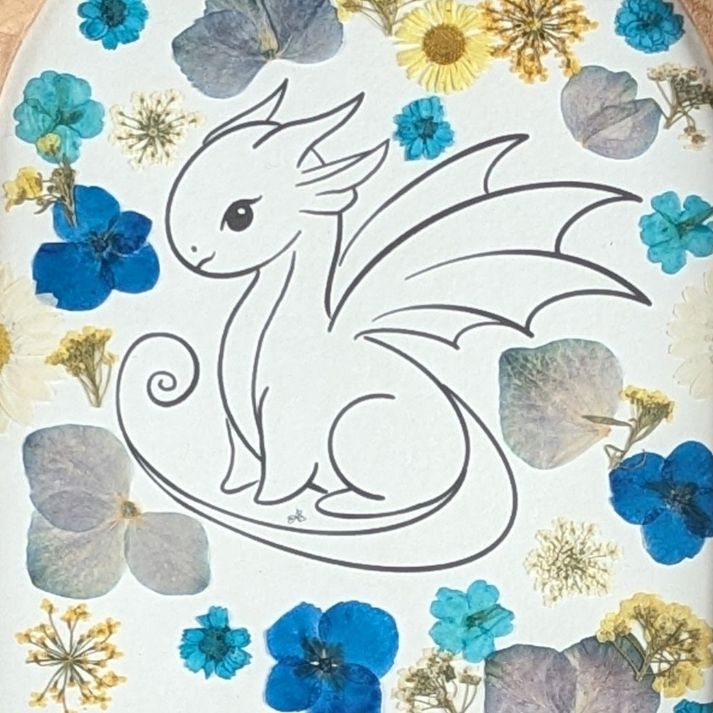 Cadre Faunéa avec dessin imprimé de dragon et fleurs séchées pressées avec indication des dimensions