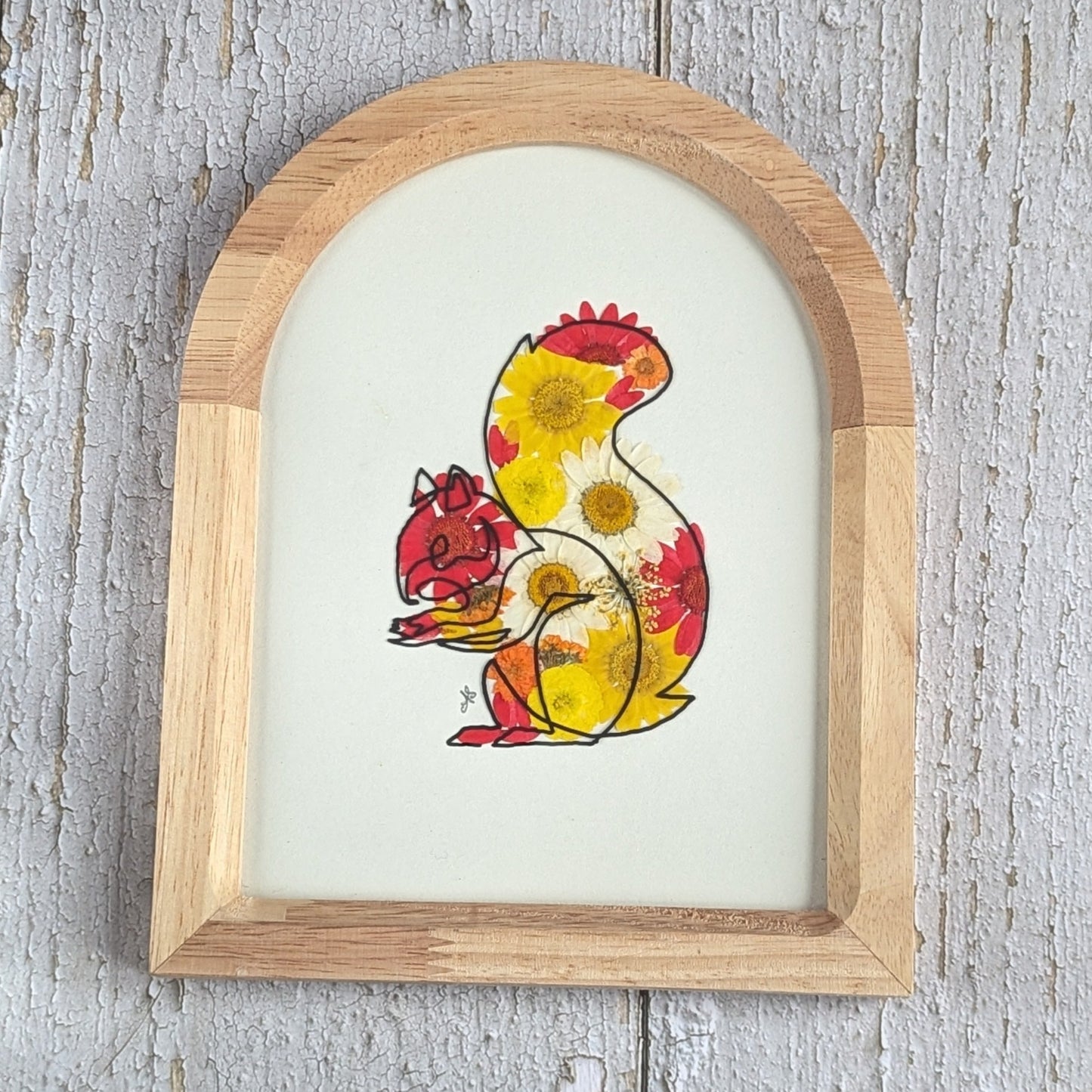 Cadre Faunéa en forme d’arche avec dessin imprimé d’un écureuil entouré de fleurs séchées pressées jaunes et rouges