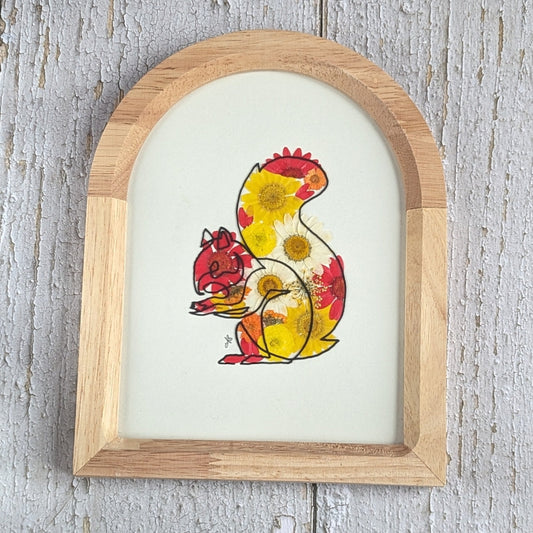 Cadre Faunéa en forme d’arche avec dessin imprimé d’un écureuil entouré de fleurs séchées pressées jaunes et rouges