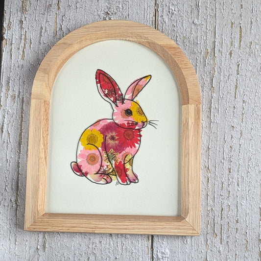 Cadre Faunéa en forme d’arche avec dessin imprimé d’un lapin entouré de fleurs séchées pressées roses et jaunes