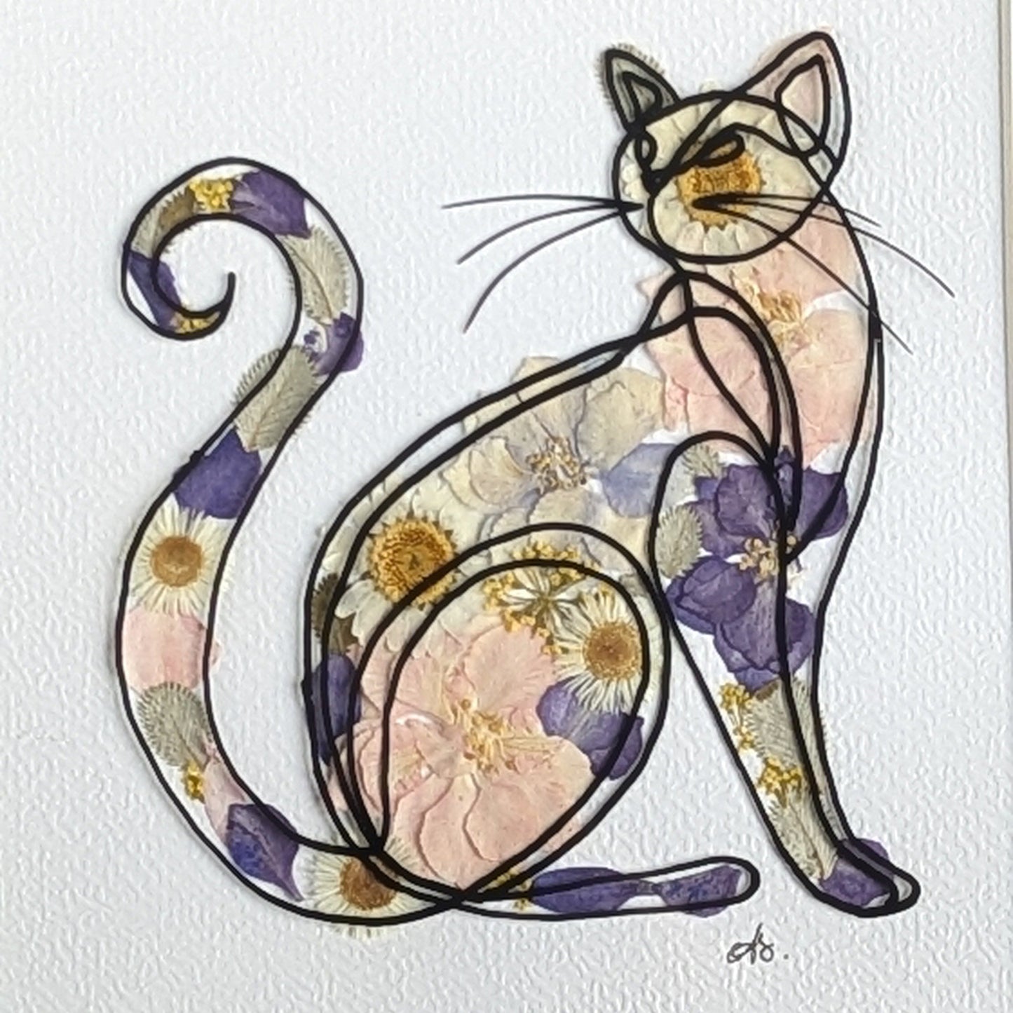 Détail du dessin imprimé de chat et des fleurs séchées pressées dans un cadre Faunéa