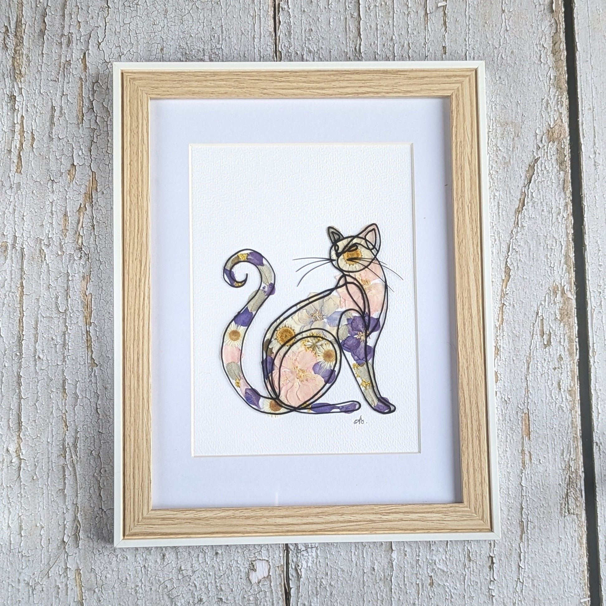 Cadre Faunéa avec dessin imprimé d’un chat entouré de fleurs séchées pressées aux tons violets et rosés