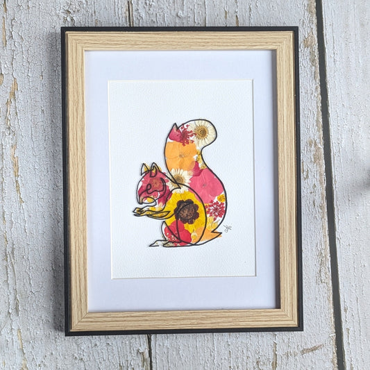 Cadre Faunéa avec dessin sur vitre d’un écureuil et fleurs séchées pressées aux tons jaunes, orangés et rosés