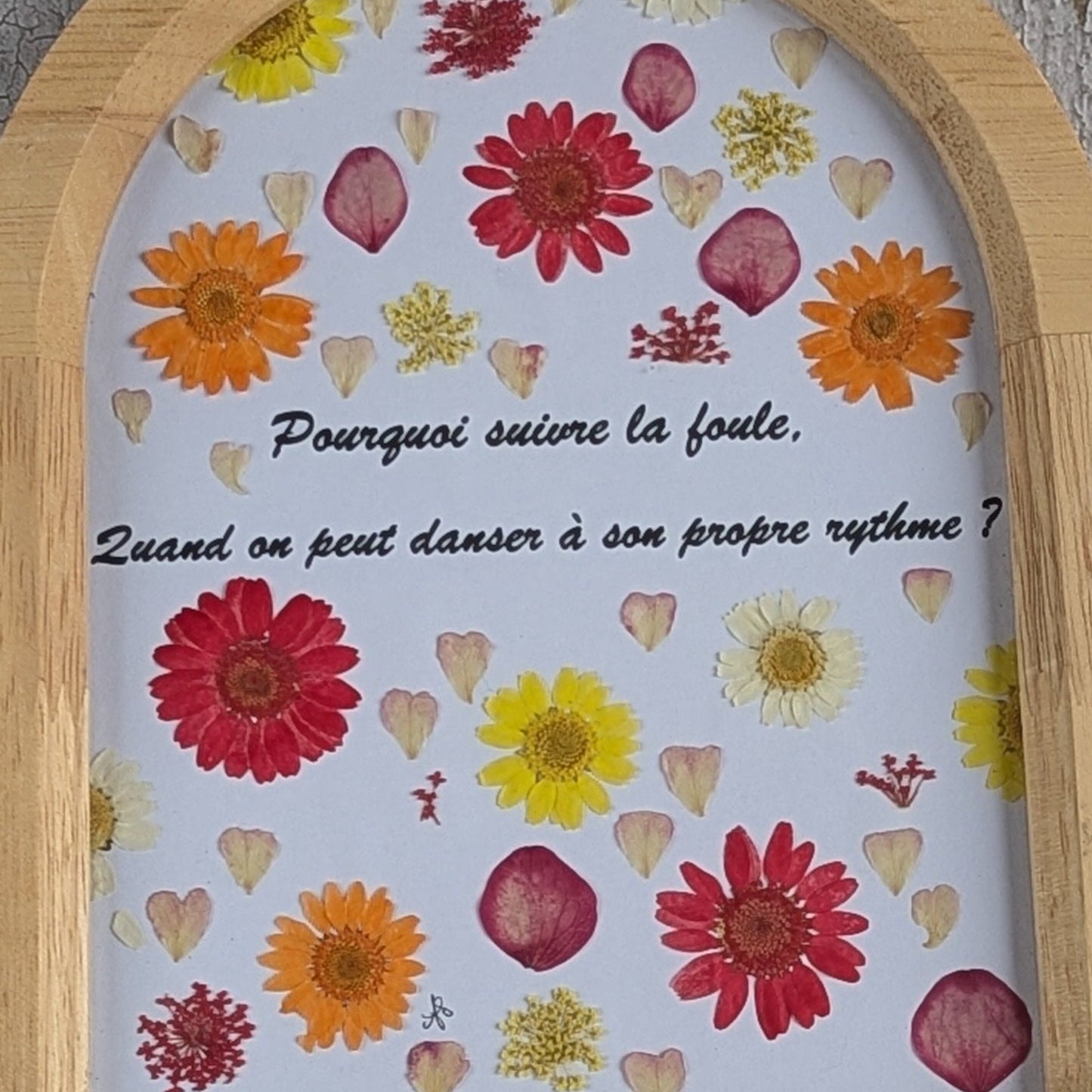 Détail des fleurs séchées colorées autour du message du cadre Florésie