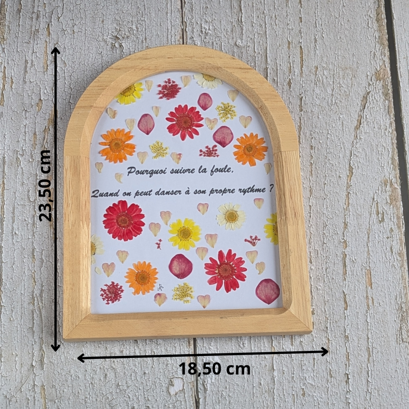 Cadre Florésie en forme d’arche avec fleurs séchées pressées et indication des dimensions
