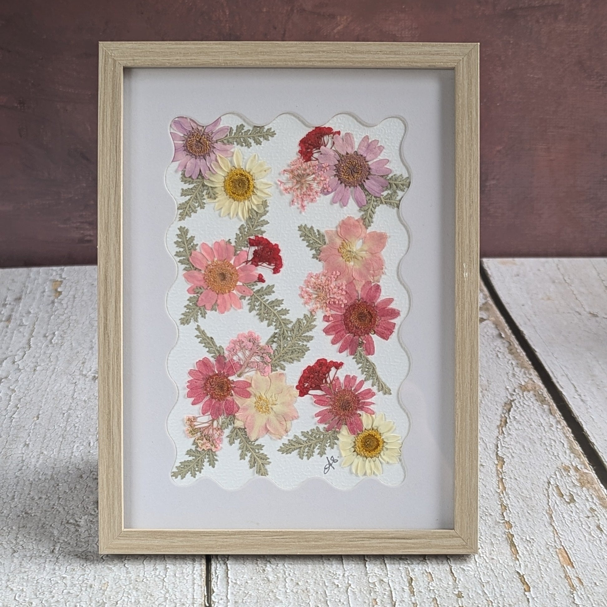 Cadre Florésie avec composition de fleurs séchées pressées roses et blanche format 12 × 17 cm