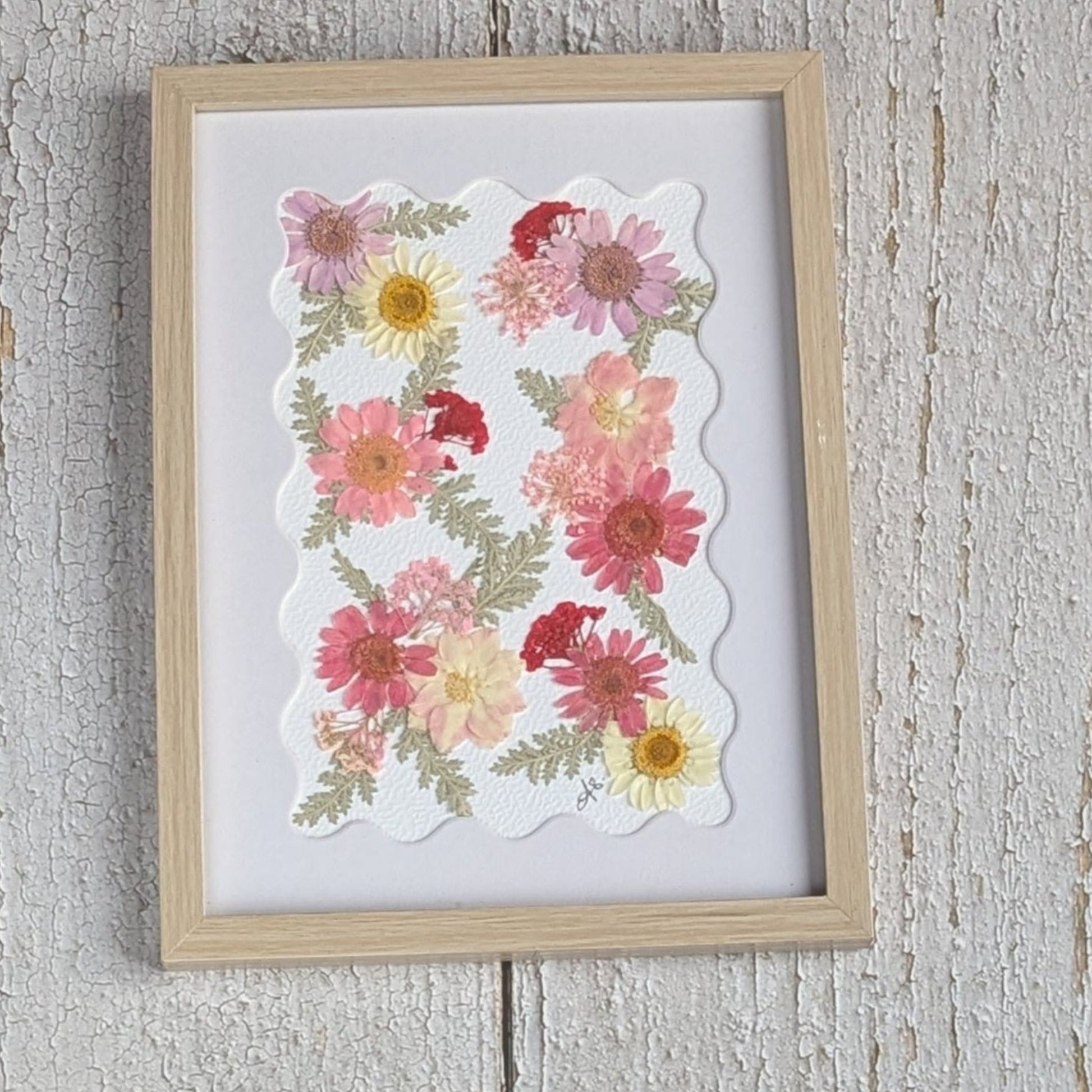 Cadre Florésie avec composition de fleurs séchées pressées roses, format 12 × 17 cm