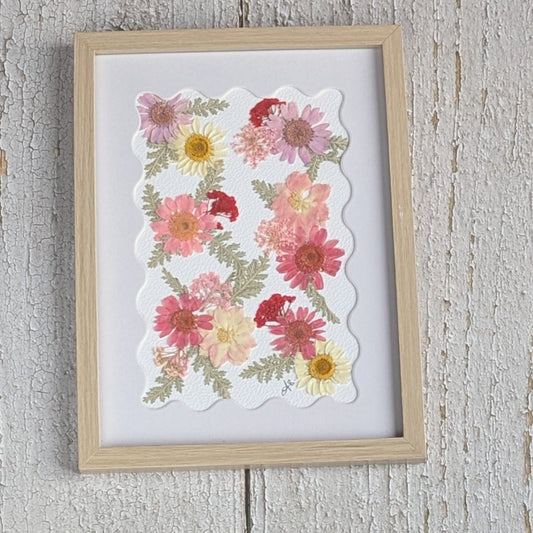 Cadre Florésie avec composition de fleurs séchées pressées roses, format 12 × 17 cm