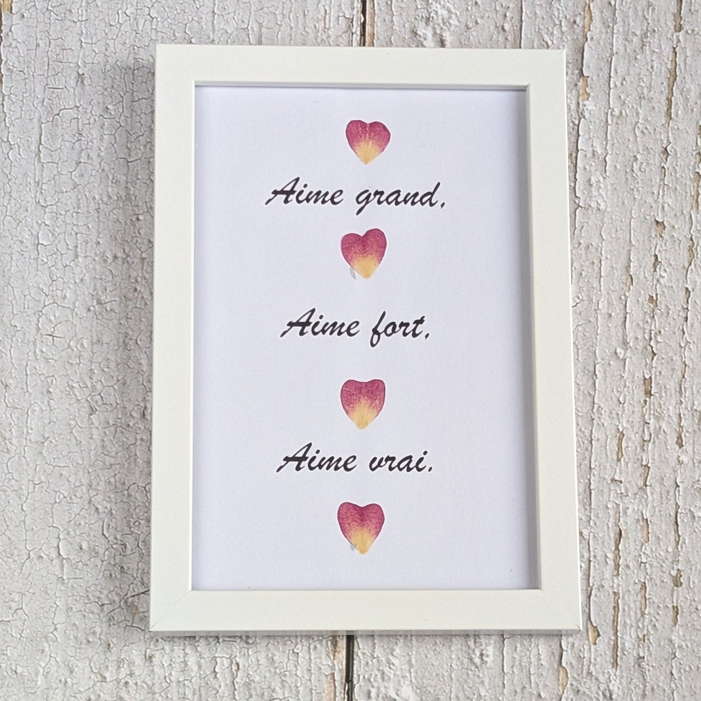 Petit cadre avec message « Aime grand, aime fort, aime vrai » et petits cœurs en fleurs séchées, collection Florésie