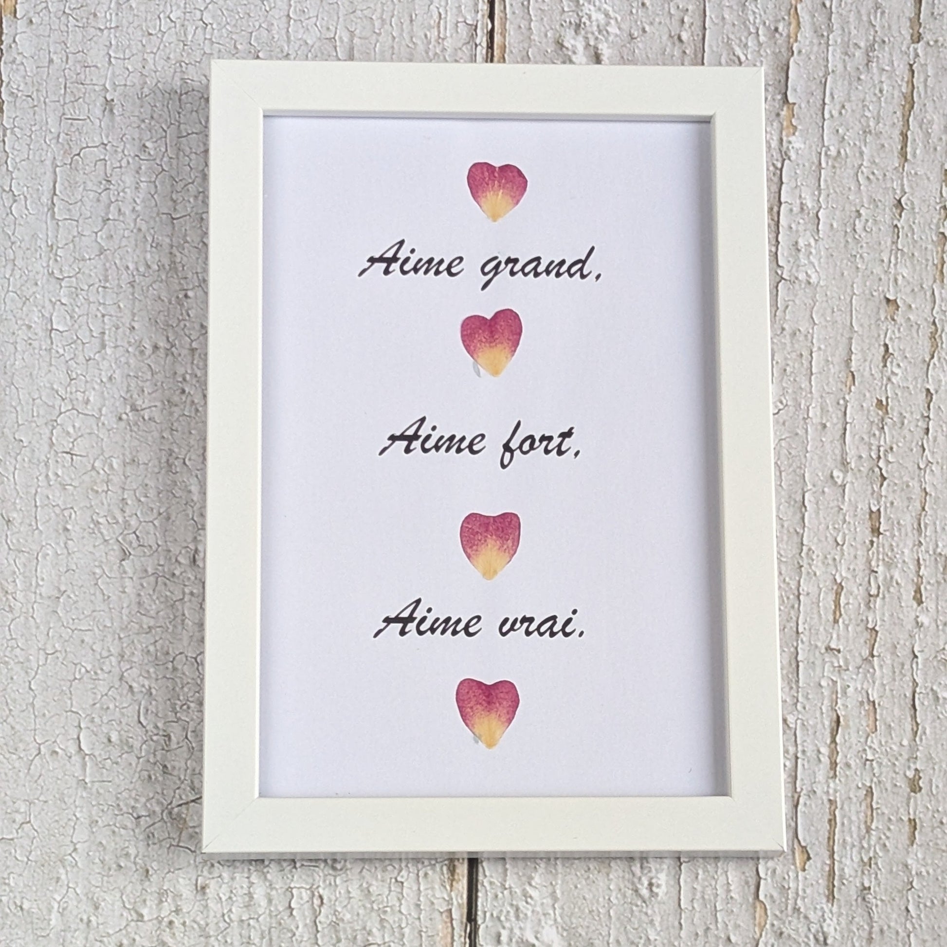 Petit cadre avec message « Aime grand, aime fort, aime vrai » et petits cœurs en fleurs séchées, collection Florésie