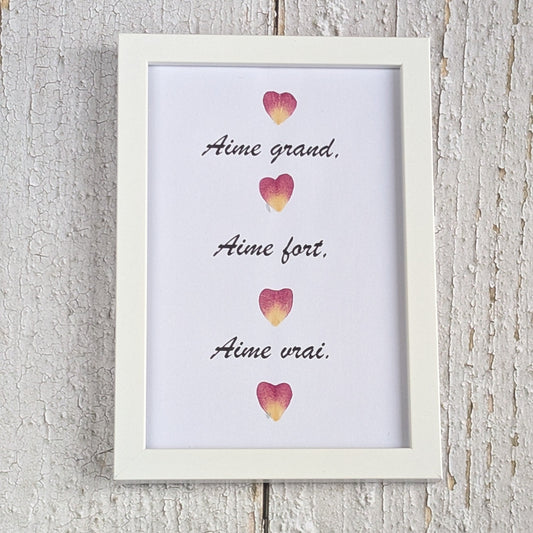 Petit cadre avec message « Aime grand, aime fort, aime vrai » et petits cœurs en fleurs séchées, collection Florésie