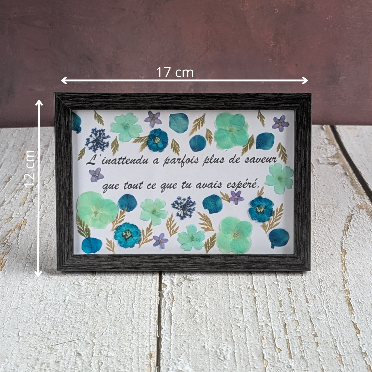 Mesure du cadre de fleurs séchées bleues autour du message, cadre Florésie