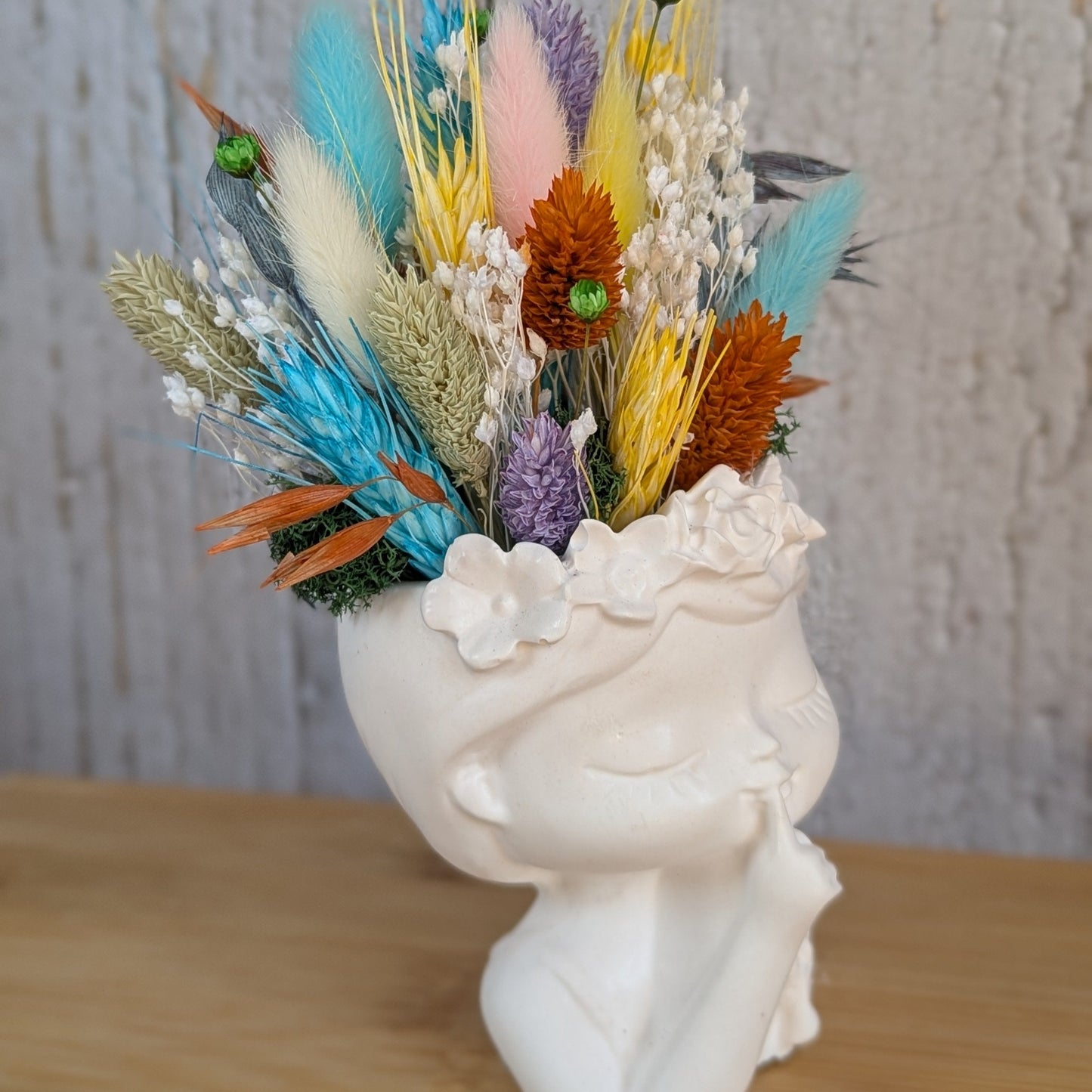 Gardienne de profil en résine minérale habillé de fleurs séchées multicolores. Collection Sorane