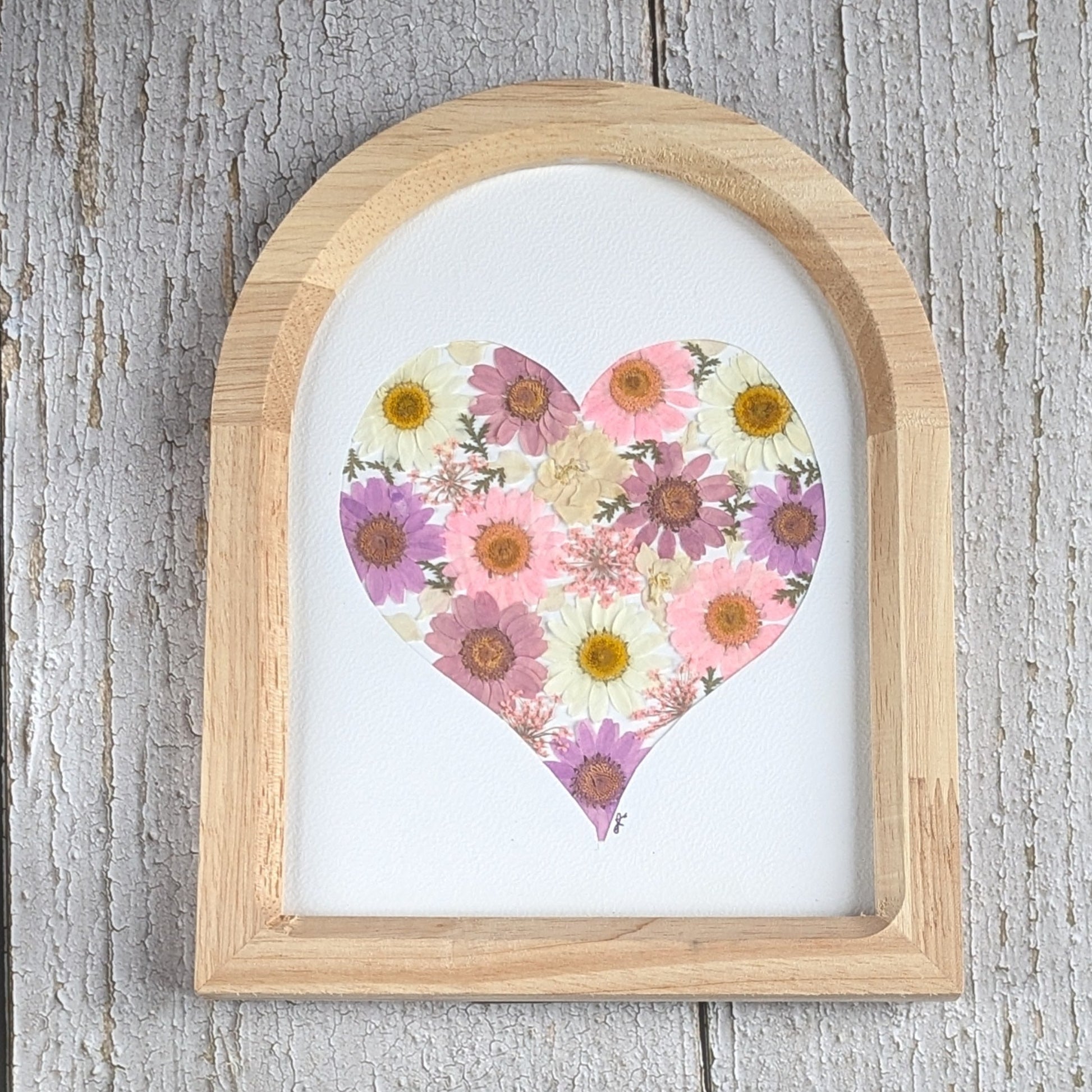 Cadre Signéa en forme de cœur avec composition de fleurs séchées pressées aux tons roses, mauves et crème
