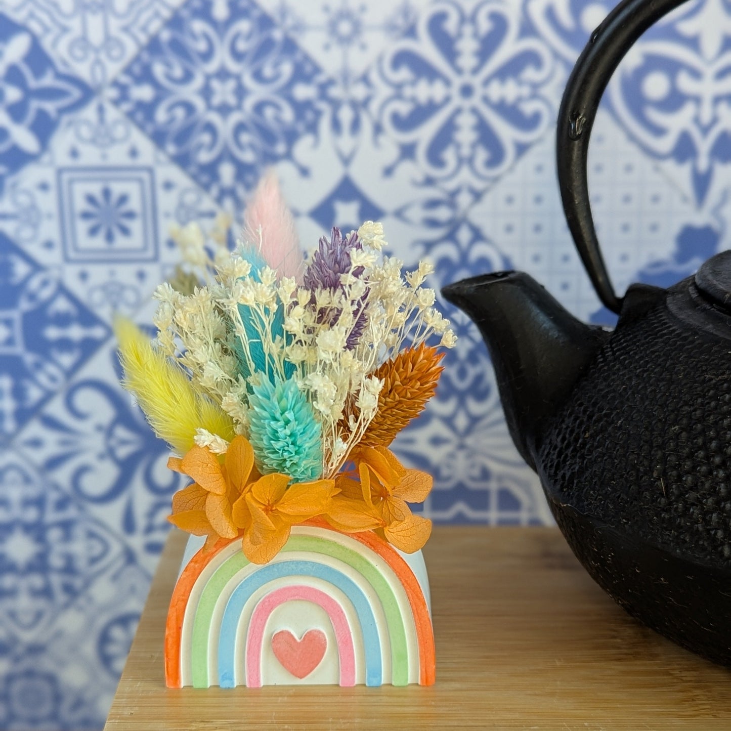 Autre angle du bouquet de fleurs séchées dans vase arche en résine minérale colorée, collection Sorane