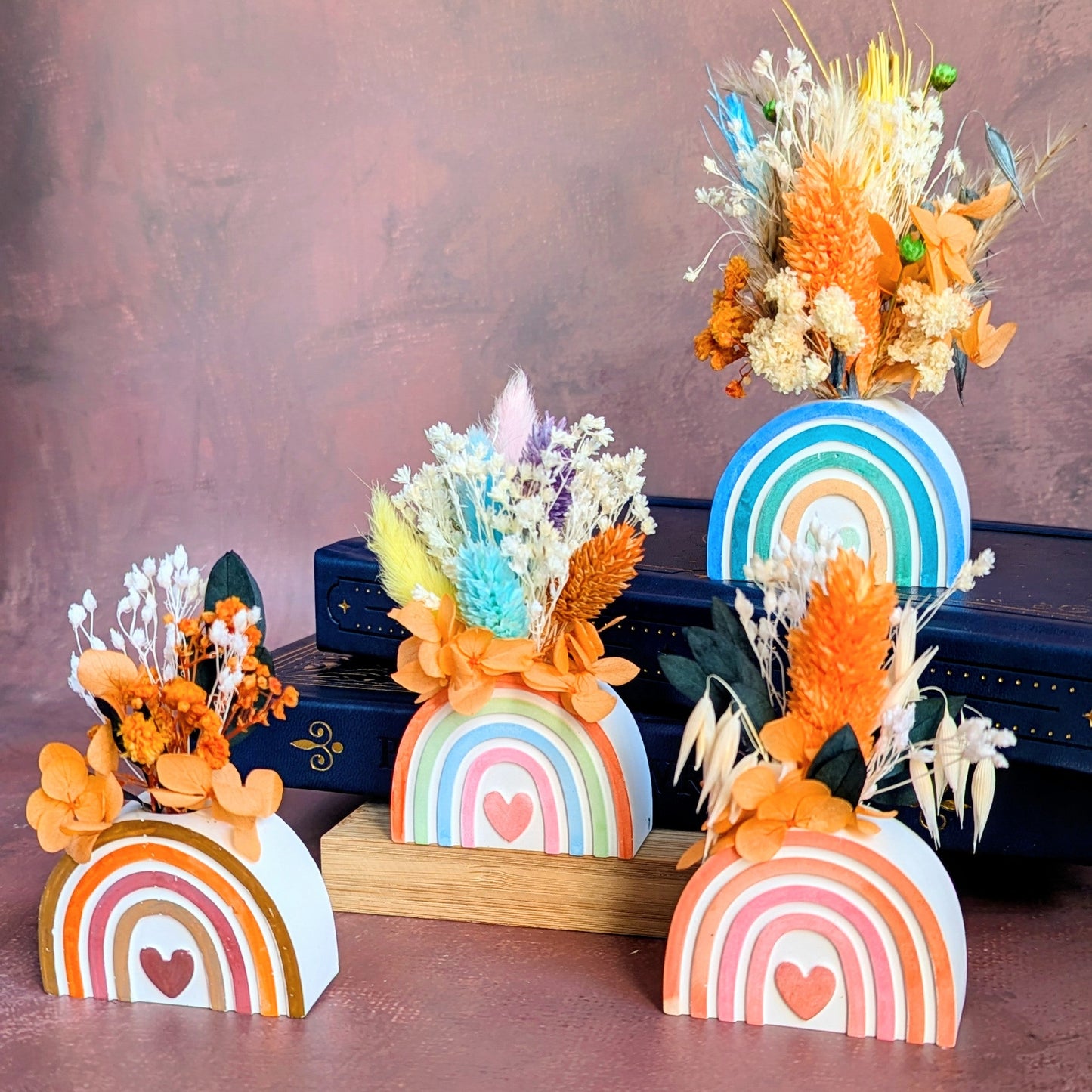 Bouquets de fleurs séchées dans vases décoratifs colorés en forme d’arc-en-ciel, collection Sorane
