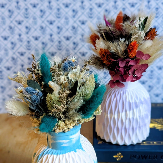 Deux bouquets de fleurs séchées dans des vases en résine minérale colorés, collection Sorane, décoration artisanale