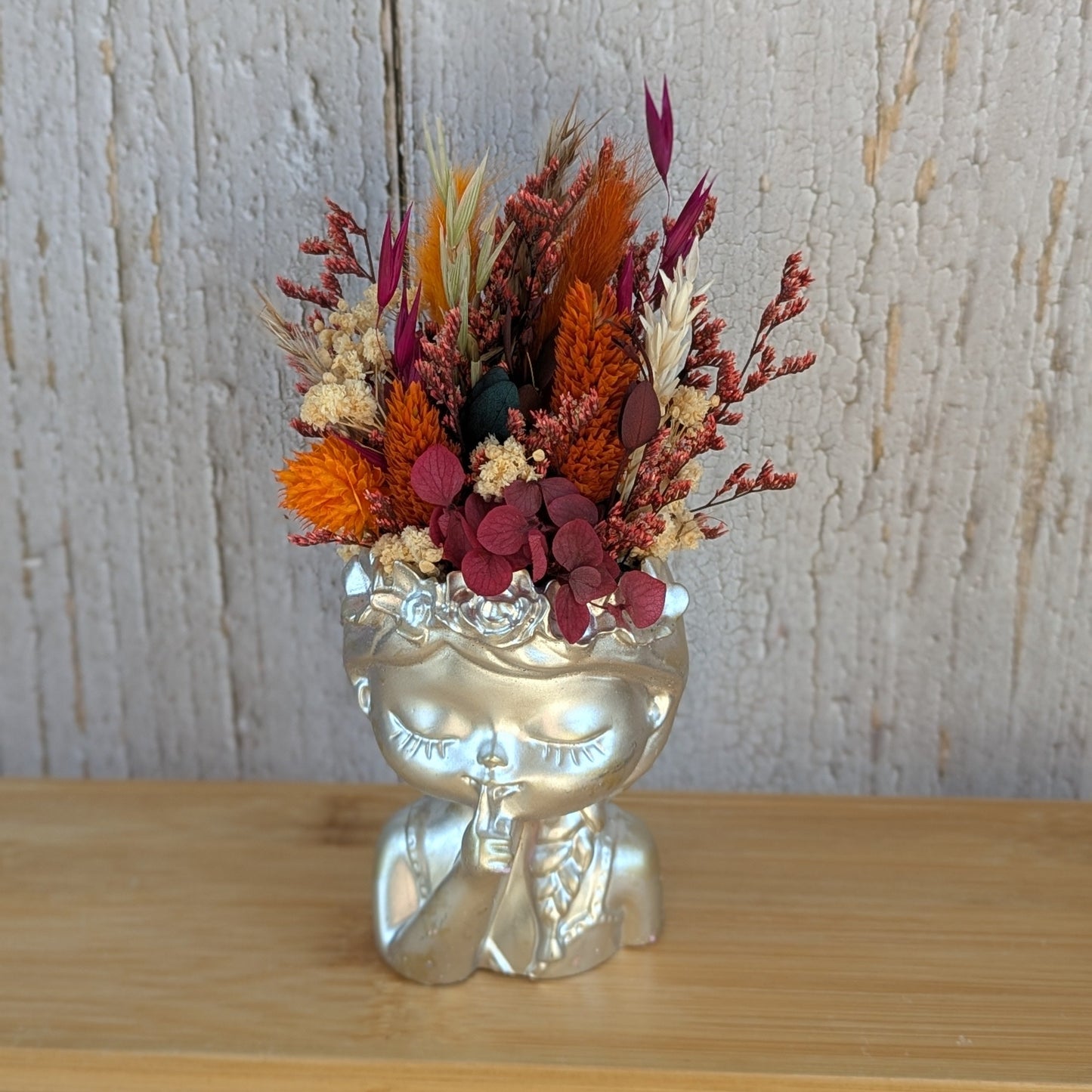 Les Gardiennes, bouquet de fleurs séchées dans vase visage en résine, vue de face, collection Sorane