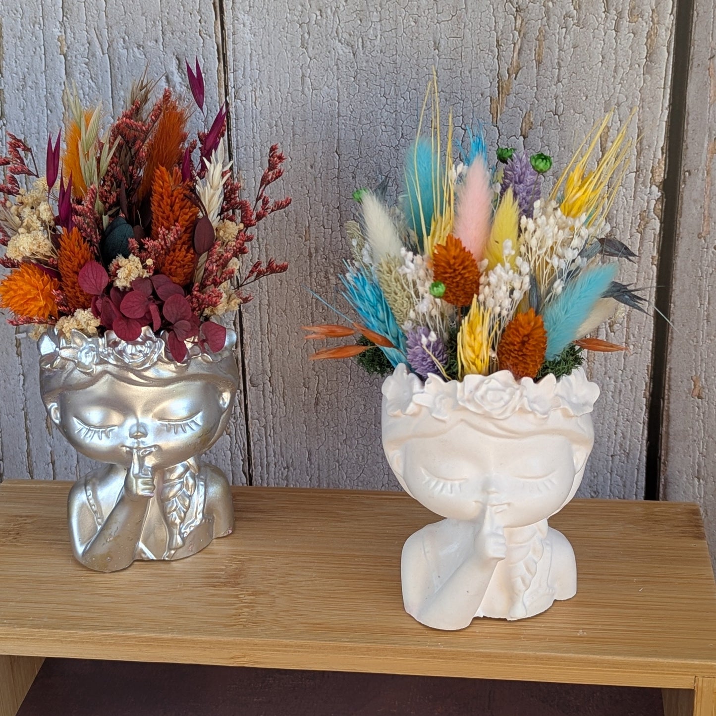 Les Gardiennes, bouquet de fleurs séchées dans un vase visage en résine décoratif, collection Sorane