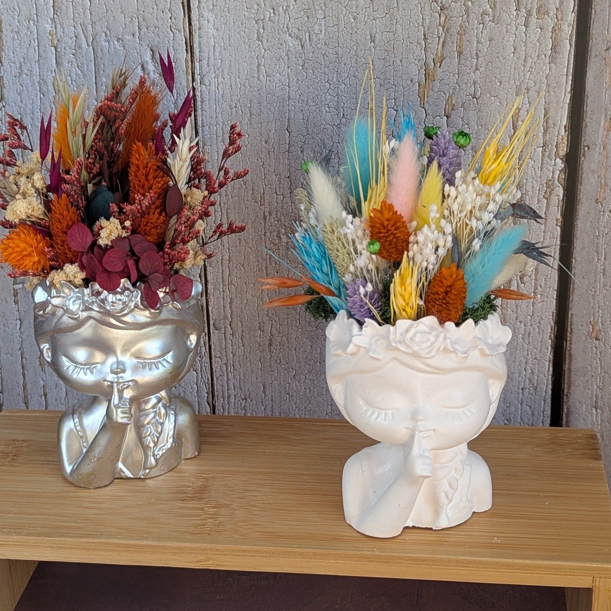 Les Gardiennes, bouquet de fleurs séchées dans un vase visage en résine décoratif, collection Sorane