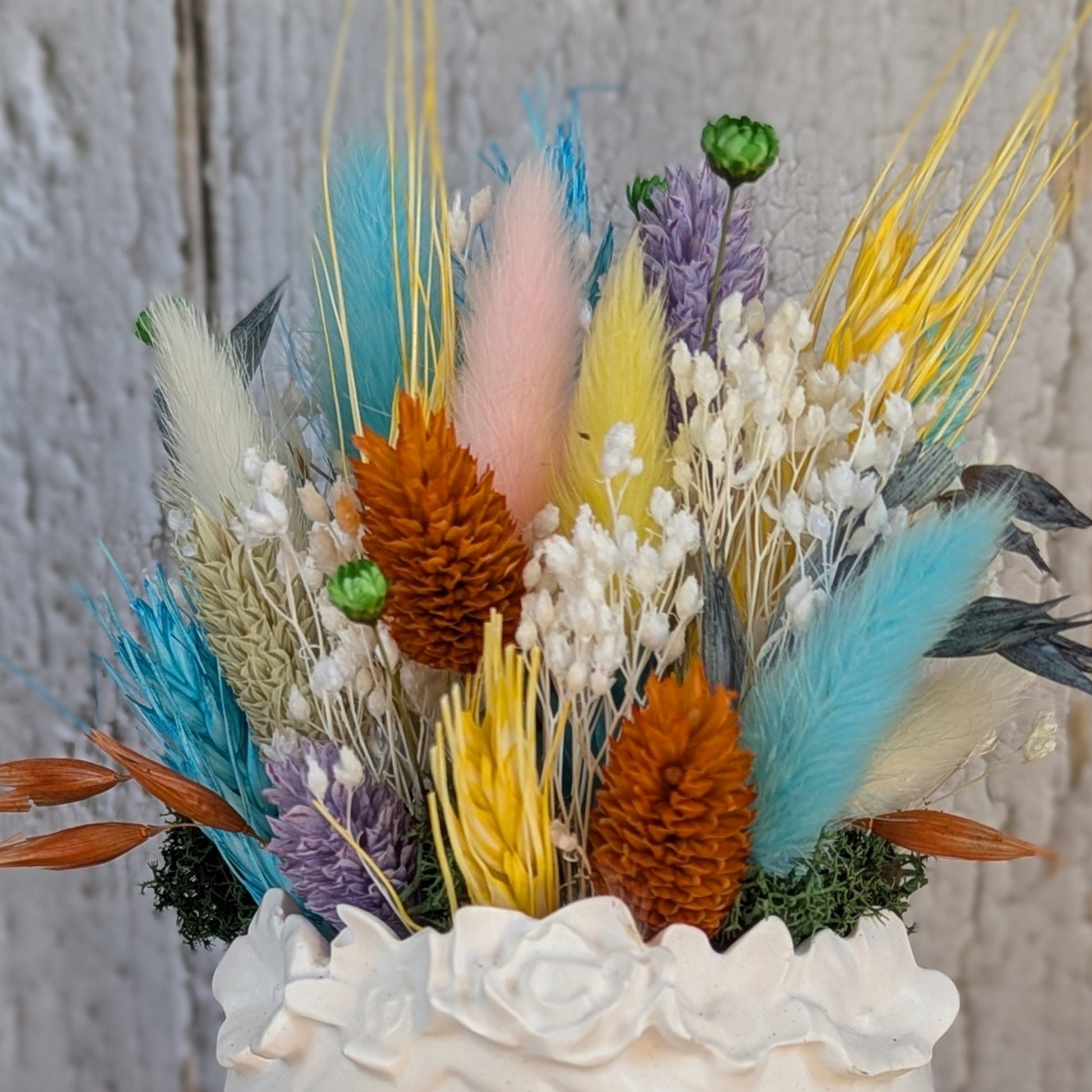 zoom sur la composition de fleurs séchées multicolore d'une gardienne de la collection Sorane